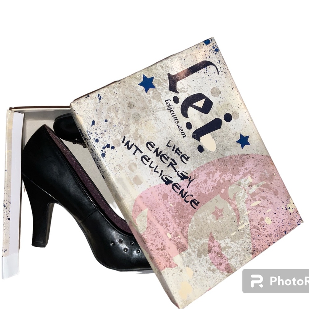 Vintage lei black heels with silver studs size 10